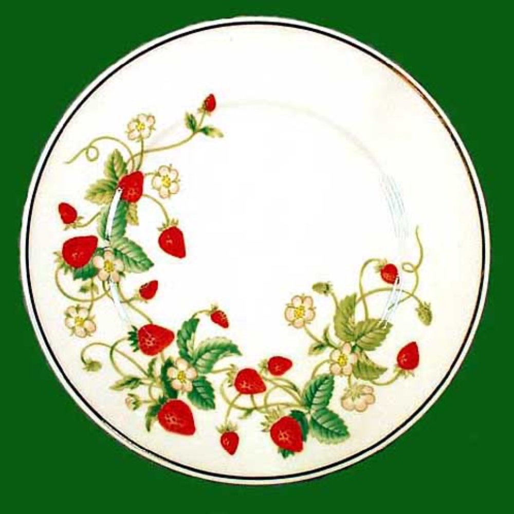 AVON 22K GOLD TRIM STRAWBERRY PLATE, 1978 RARE HAND PAINTED STRAWBERRY & LEAVES,